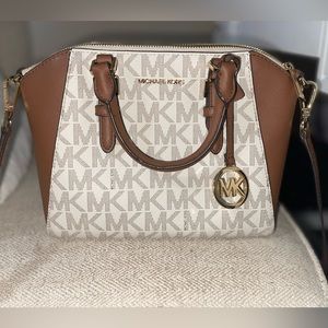 Micheal Kors Ciara Medium Messenger / Crossbody Bag